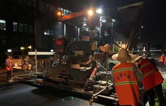 爭分奪秒，挑燈夜戰趕工期